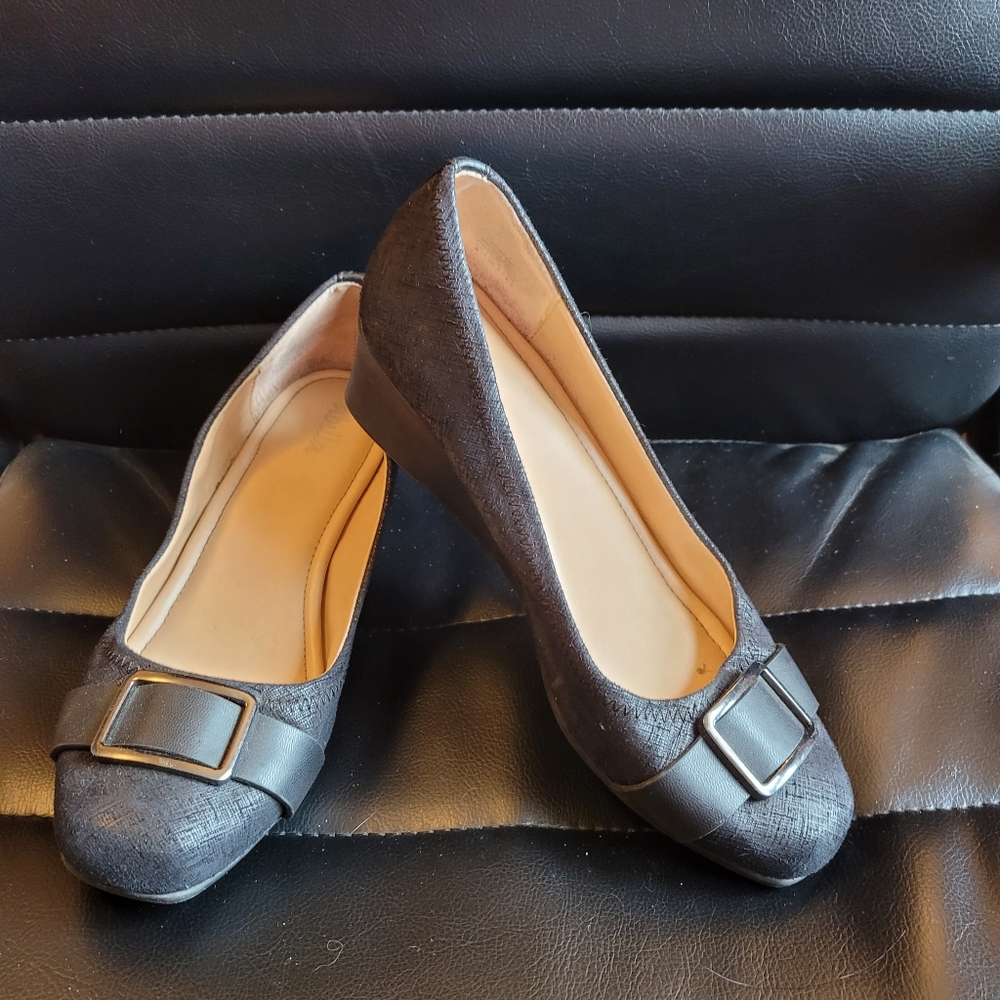 CLOSET CLOSING!! Abella women's shoes size 8
